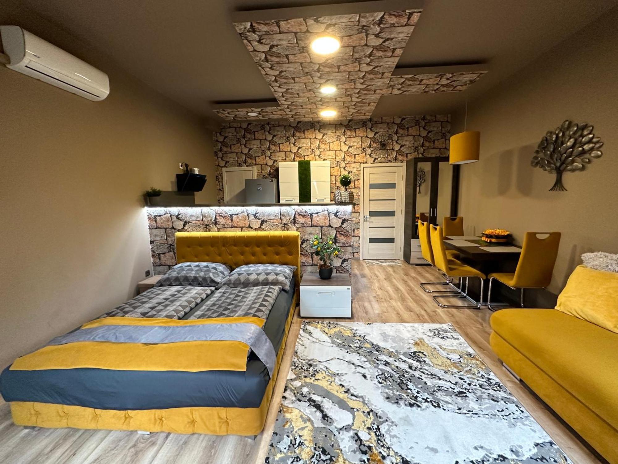 Appartamento Gold Downtown Apartman Debrecen Esterno foto